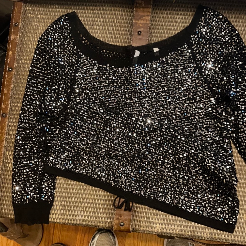 Beautiful Ilsli 3/4 top! Sequins! Worn twice!